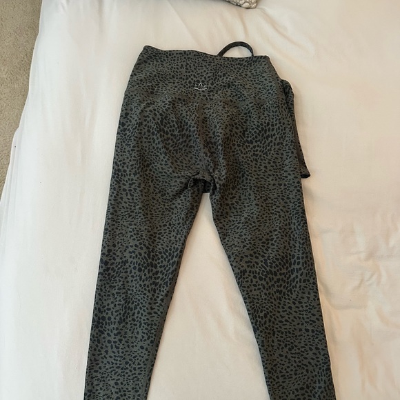 Beyond Yoga Black Leopard Print Set - Picture 3 of 6